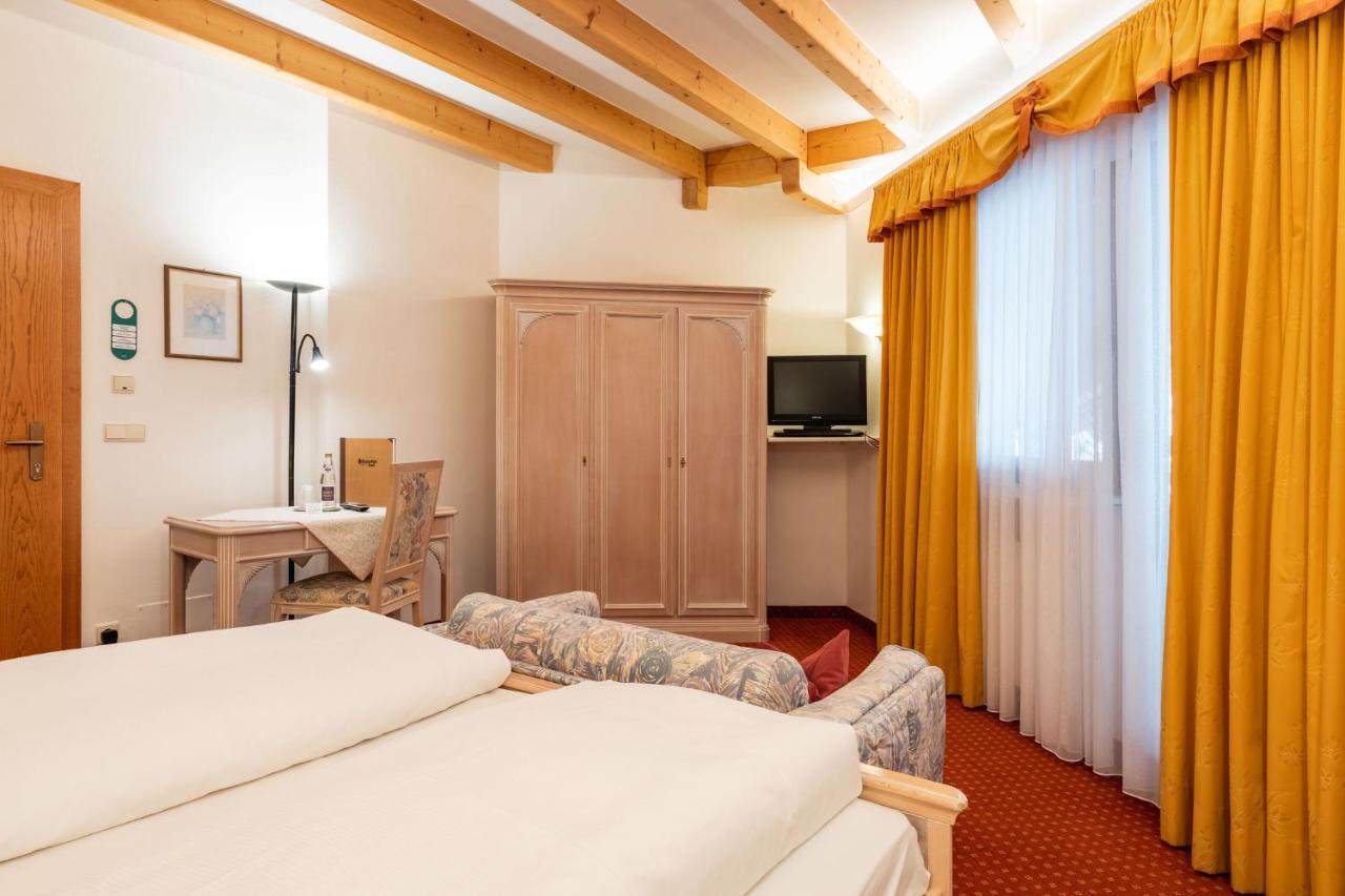 Hotel Schopfenhof San Candido Bagian luar foto