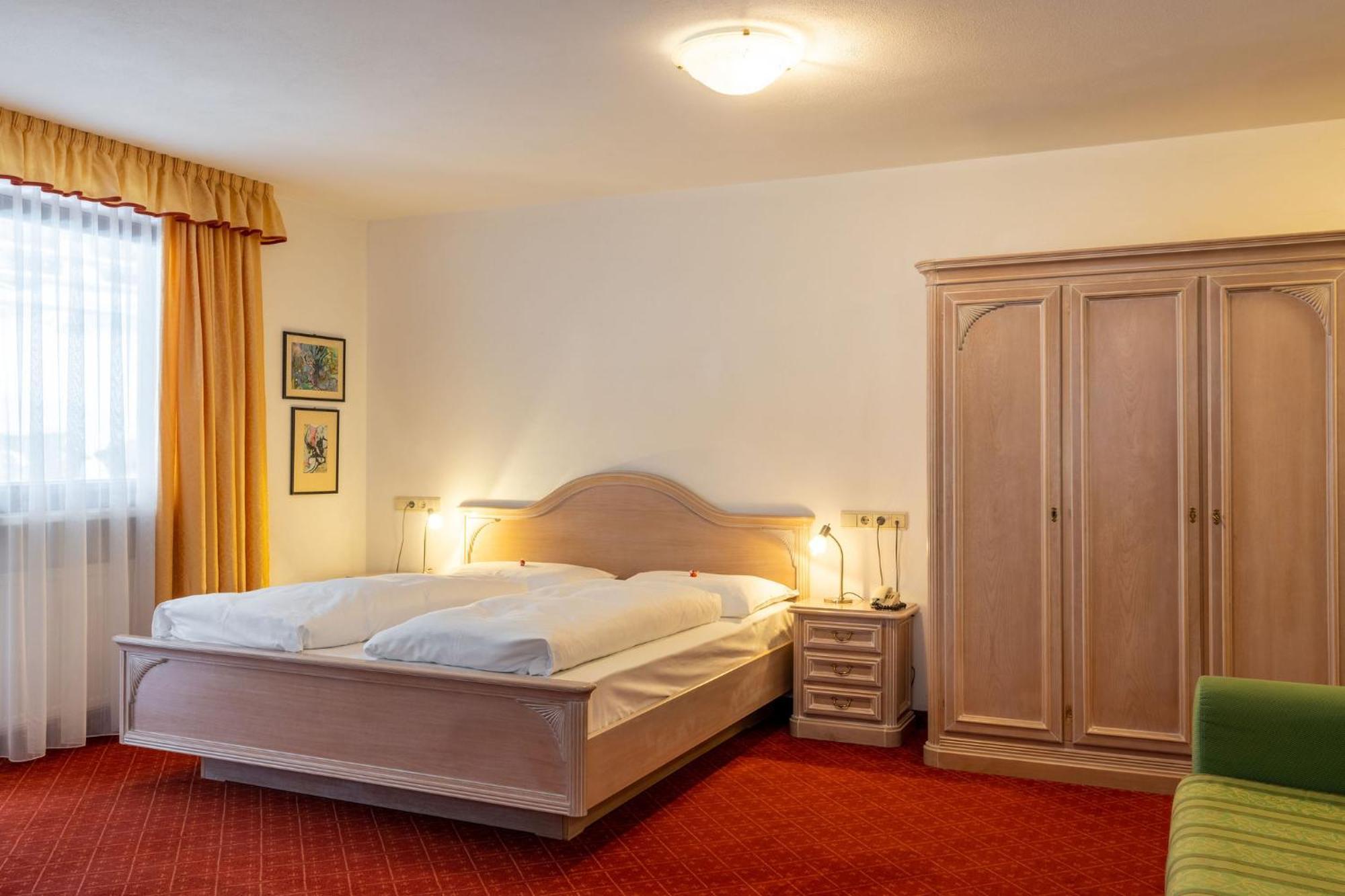 Hotel Schopfenhof San Candido Bagian luar foto
