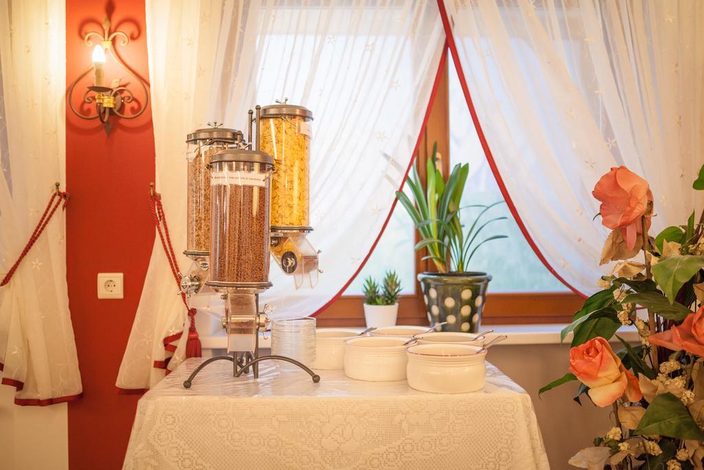 Hotel Schopfenhof San Candido Bagian luar foto